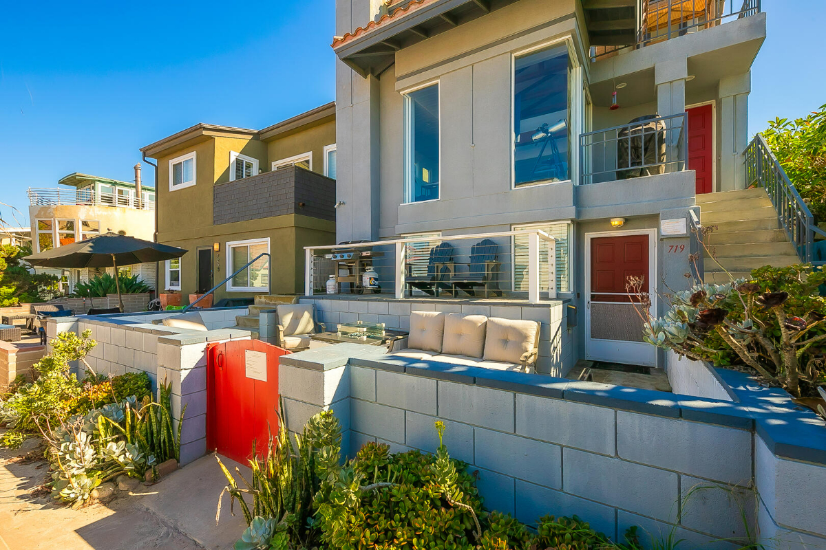 Beach Vibes 2BD/2BTH Condo in South Mission Beach with Private Courtyard and Firepit, Walk to Beach and Bay - Photo 5