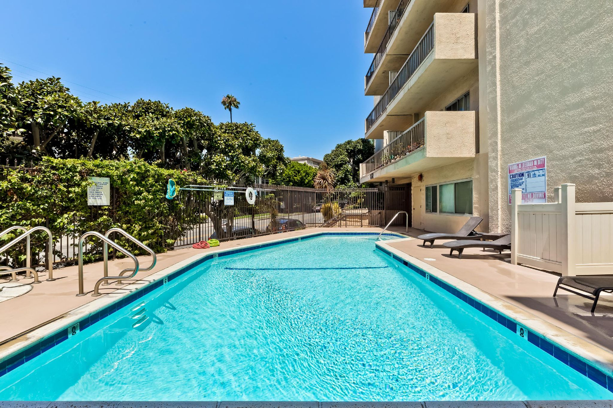 Luxury Condo - Brentwood - Photo 4