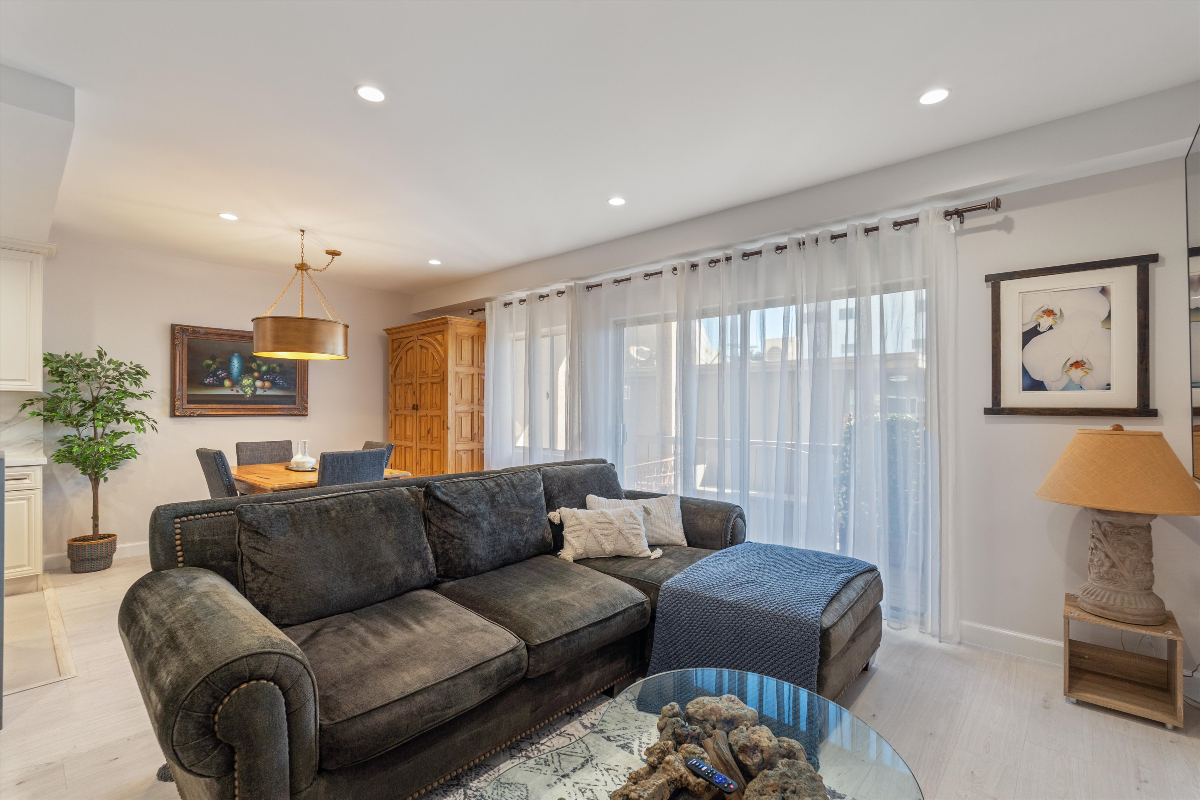 Luxury Condo - Brentwood - Photo 3
