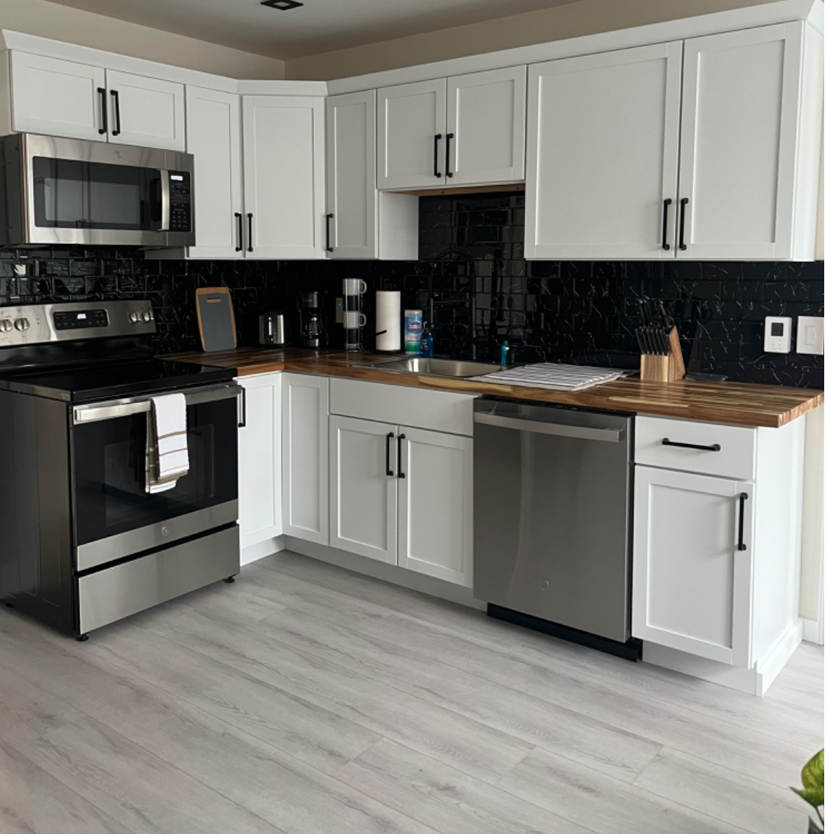 Beautiful, newly remodeled one bedroom apartment. Near Wynn Hospital - Photo 3