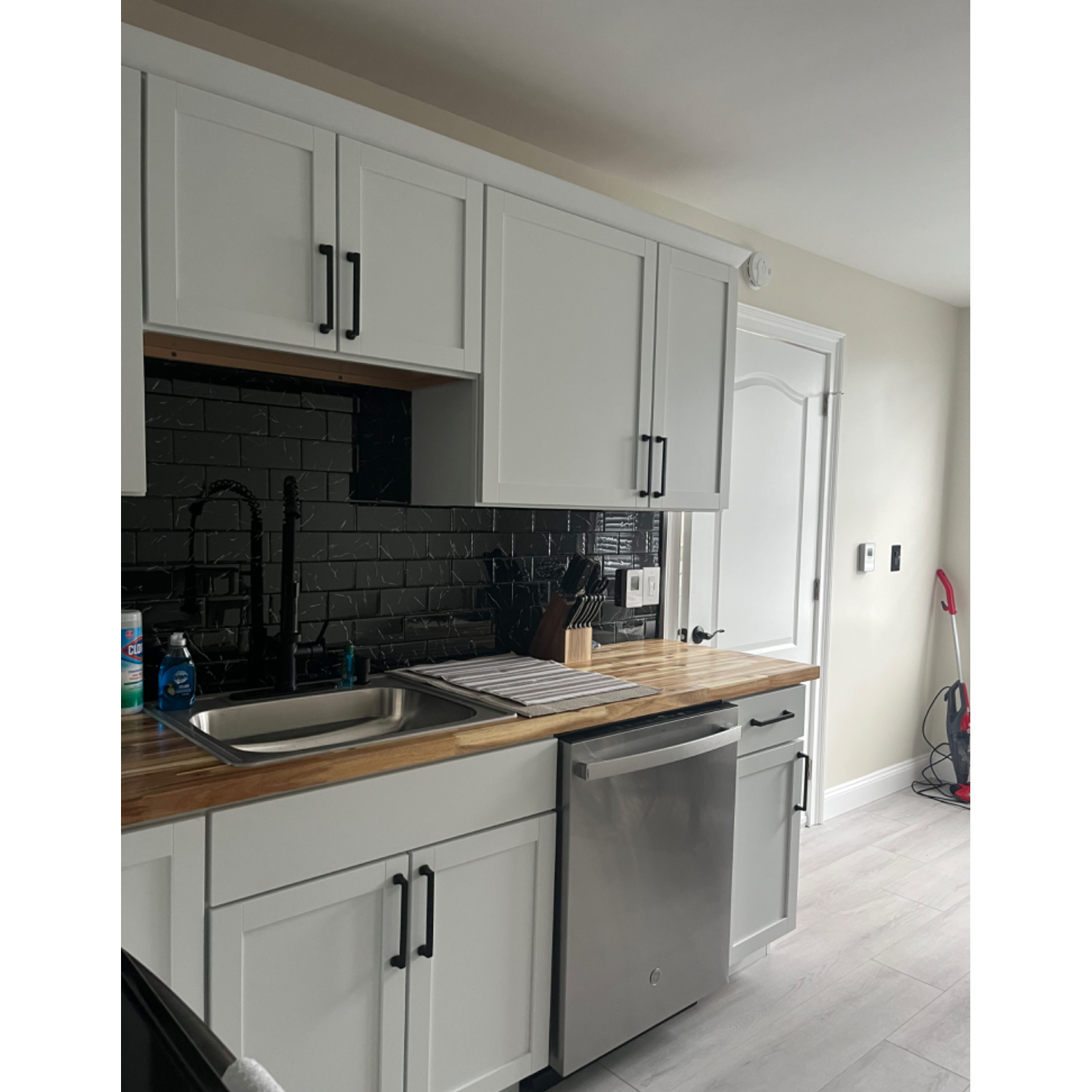 Beautiful, newly remodeled one bedroom apartment. Near Wynn Hospital - Photo 2