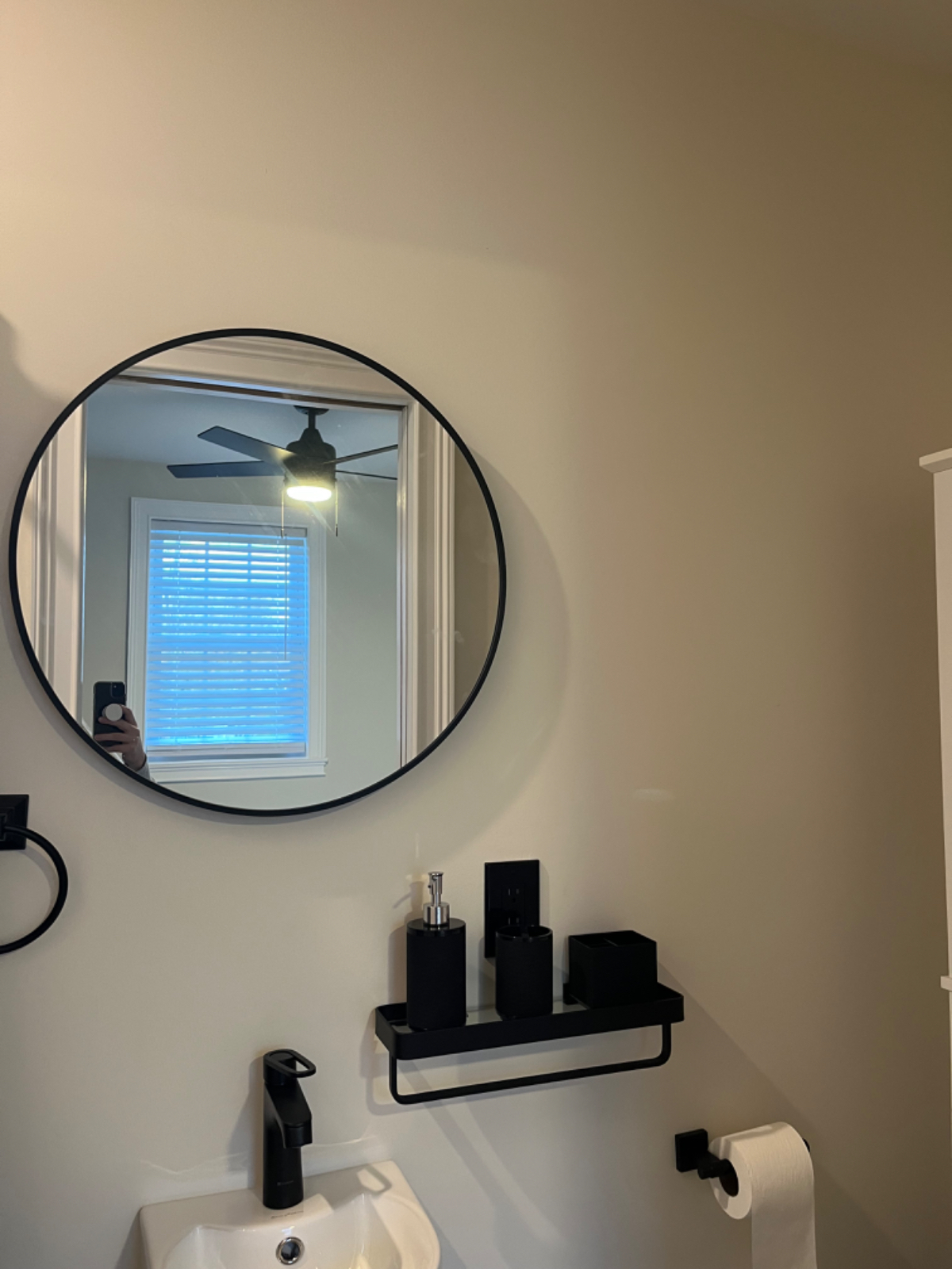 Beautiful, newly remodeled one bedroom apartment. Near Wynn Hospital - Photo 5