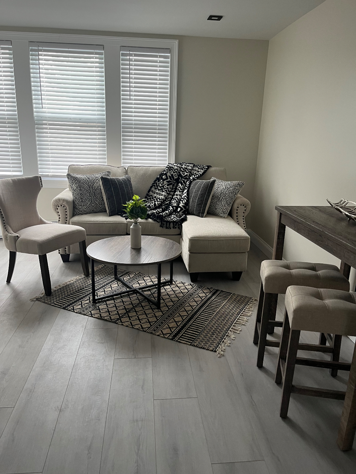 Beautiful,  newly remodeled one bedroom apartment. Near Wynn Hospital - Photo 10