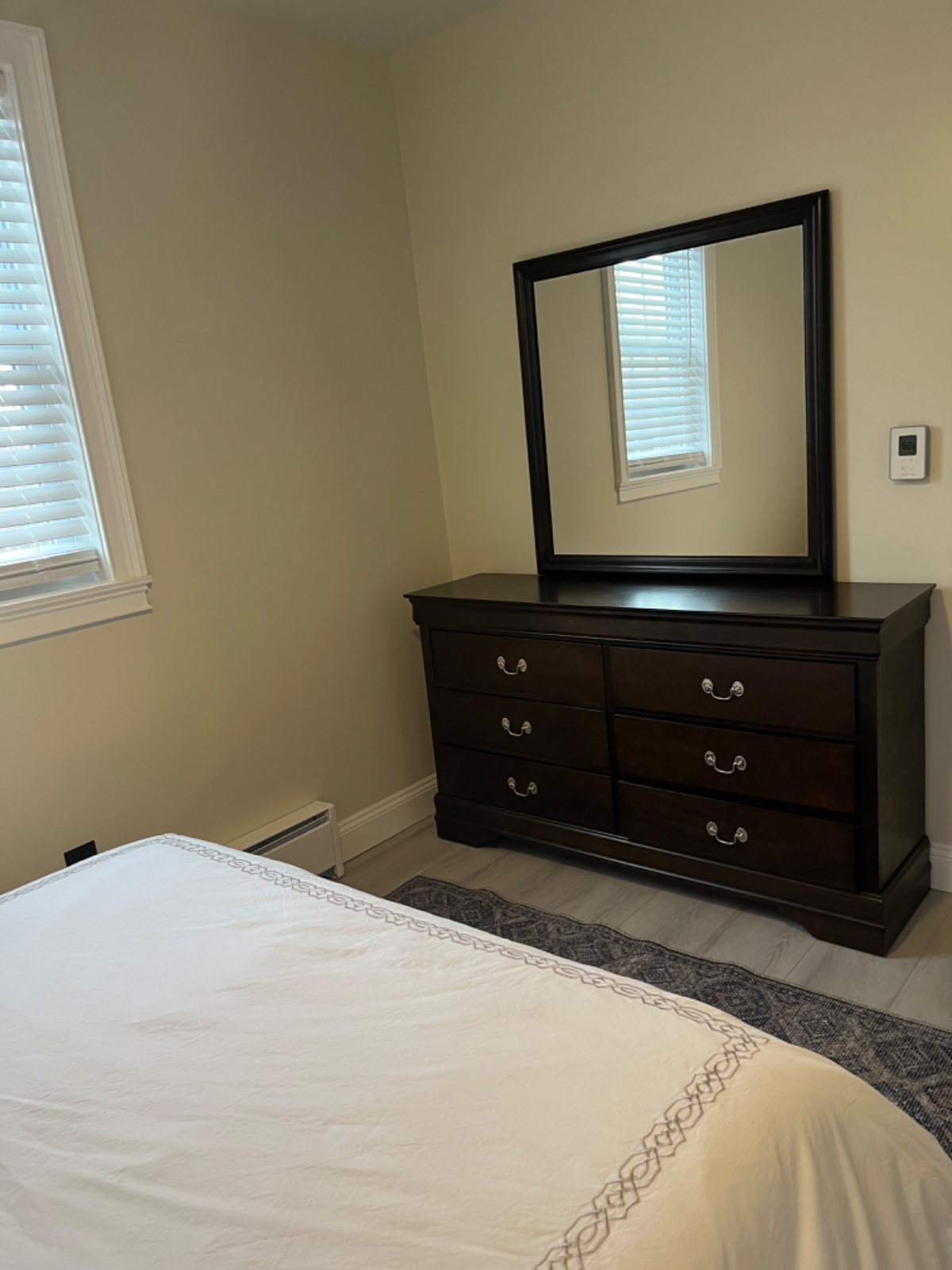 Beautiful,  newly remodeled one bedroom apartment. Near Wynn Hospital - Photo 9