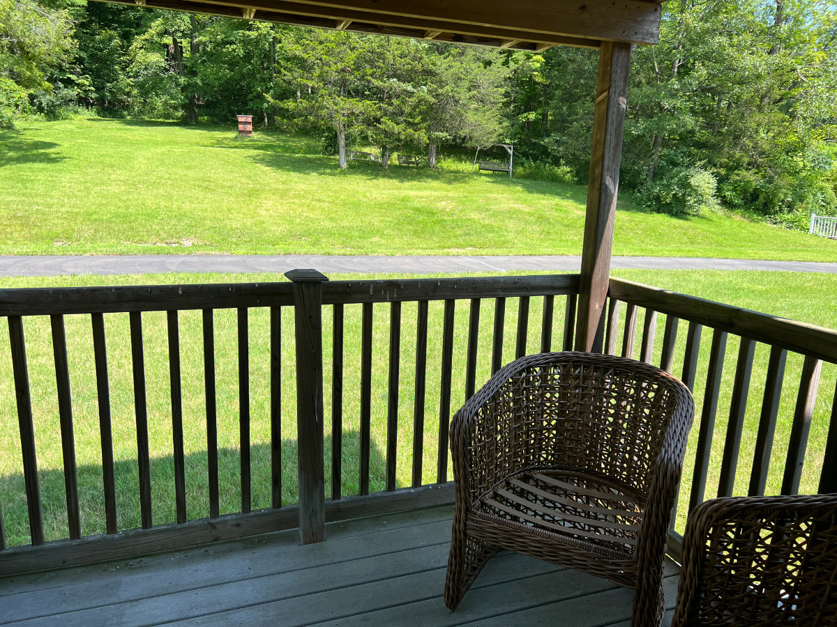 Kick back and relax in this calm stylish 1BR duplex apartment Nestled in the mountains just a few mi - Photo 4