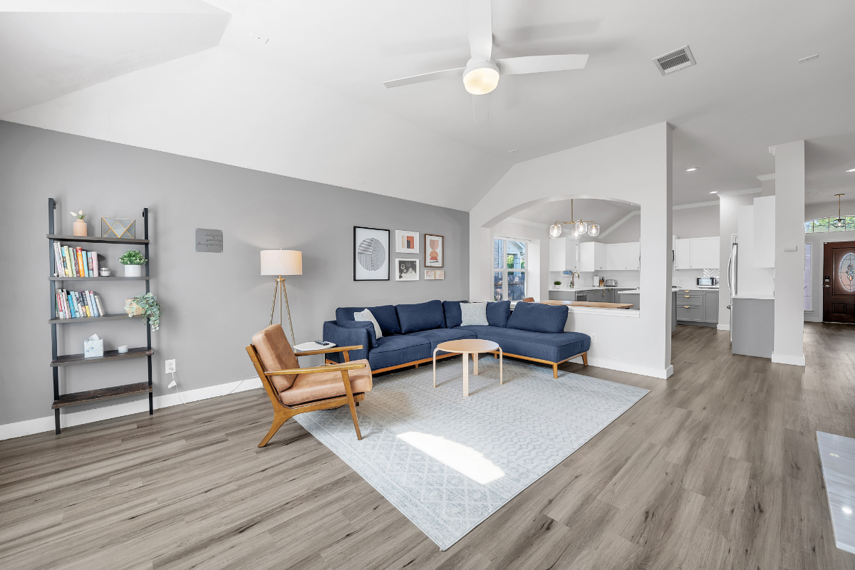 Modern Family Friendly 4BR Spa Bath Bonus Kid Area - Photo 2