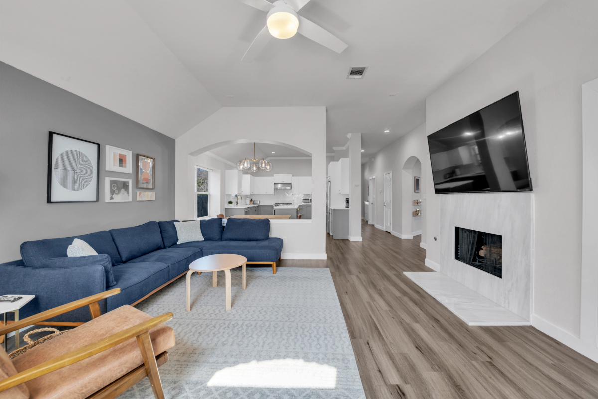 Modern Family Friendly 4BR Spa Bath Bonus Kid Area - Photo 3