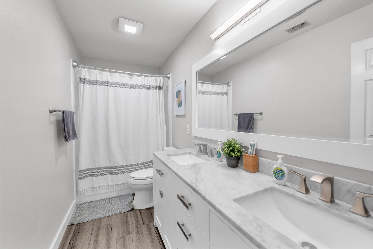 Modern Family Friendly 4BR Spa Bath Bonus Kid Area - Photo 7