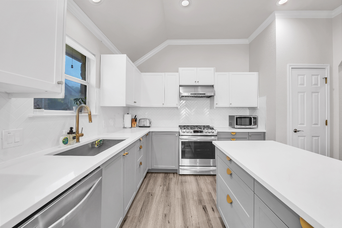 Modern Family Friendly 4BR Spa Bath Bonus Kid Area - Photo 5