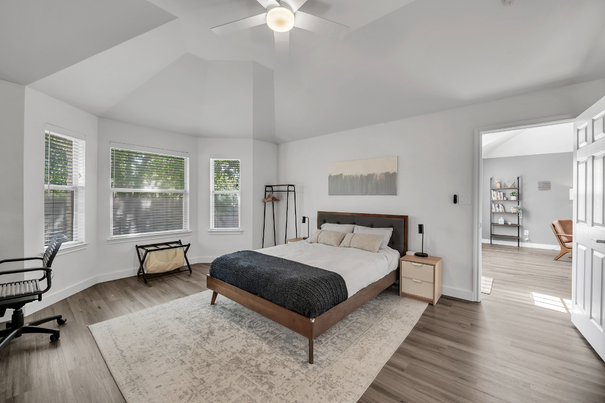 Modern Family Friendly 4BR Spa Bath Bonus Kid Area - Photo 9