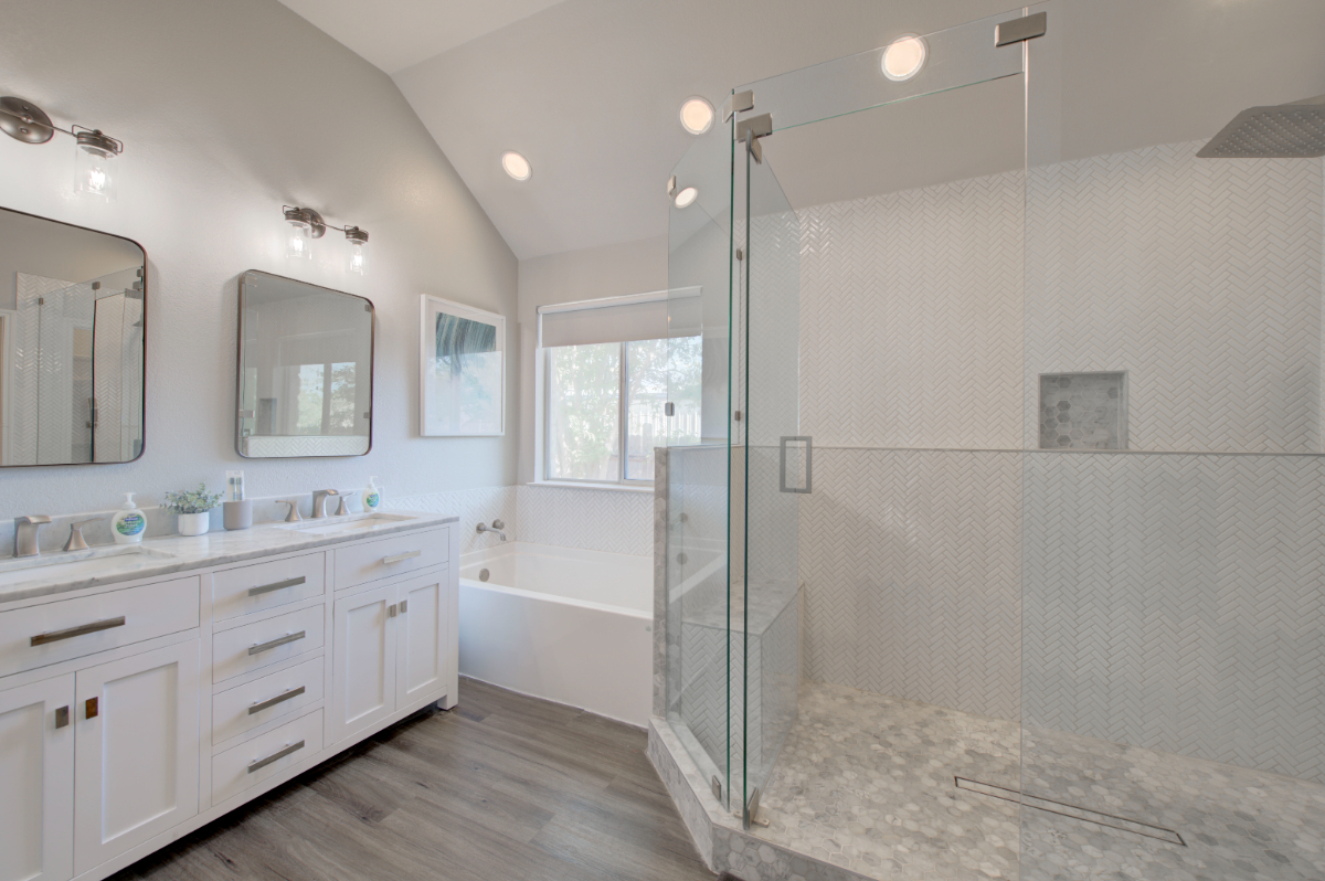 Modern Family Friendly 4BR Spa Bath Bonus Kid Area - Photo 11
