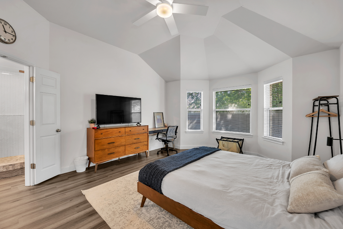 Modern Family Friendly 4BR Spa Bath Bonus Kid Area - Photo 8