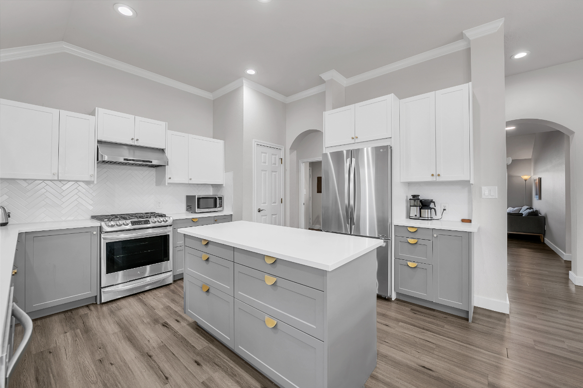 Modern Family Friendly 4BR Spa Bath Bonus Kid Area - Photo 4