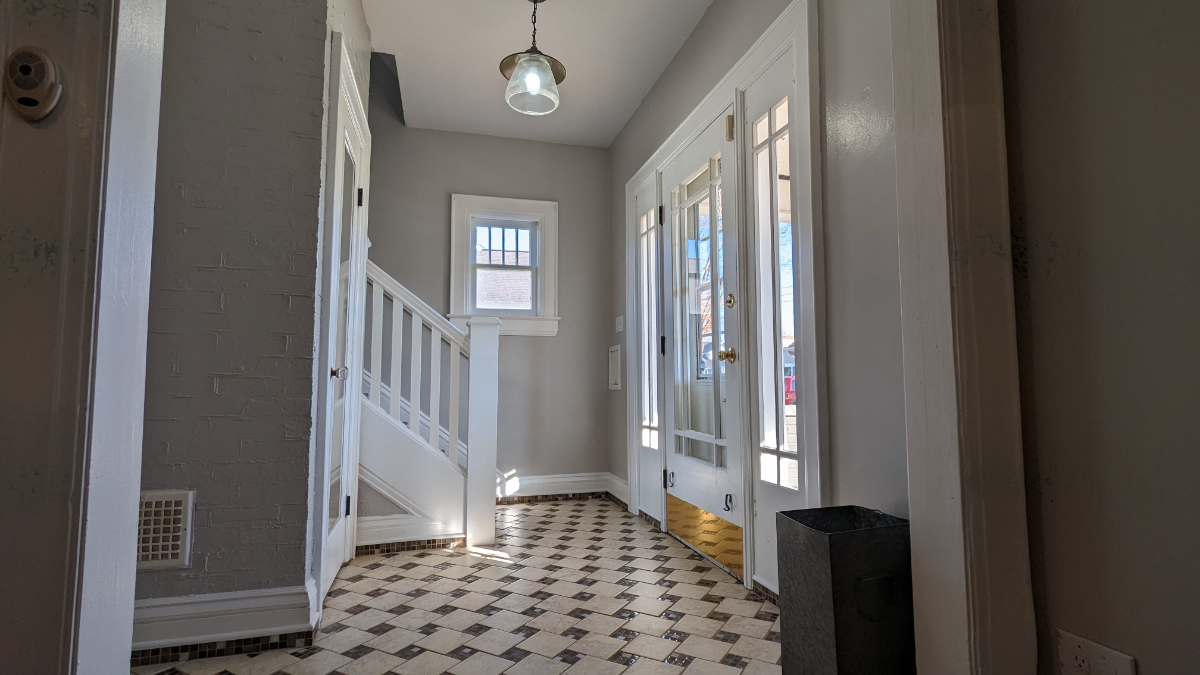 Private Clean Home with a Great Entertaining Space Close to Hospitals - Photo 1