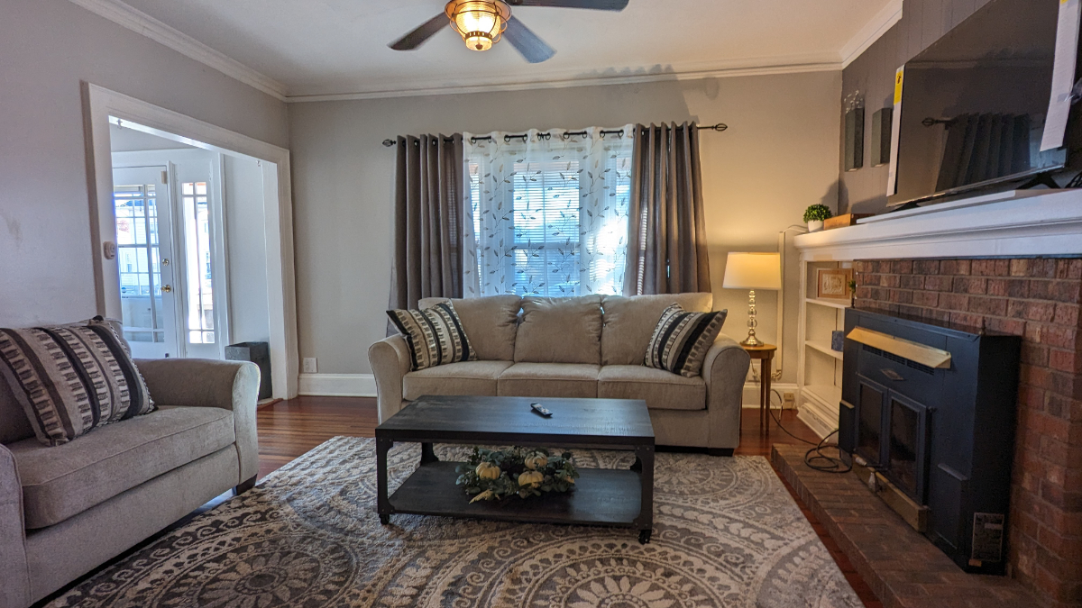 Private Clean Home with a Great Entertaining Space Close to Hospitals - Photo 2