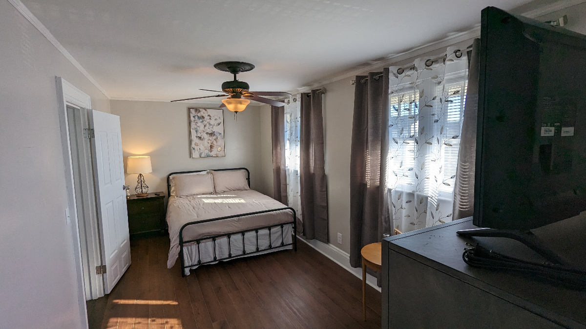 Private Clean Home with a Great Entertaining Space Close to Hospitals - Photo 9