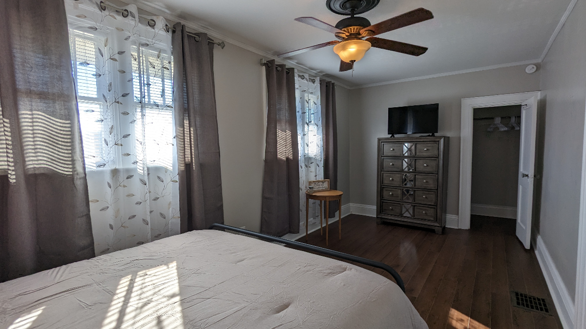 Private Clean Home with a Great Entertaining Space Close to Hospitals - Photo 10