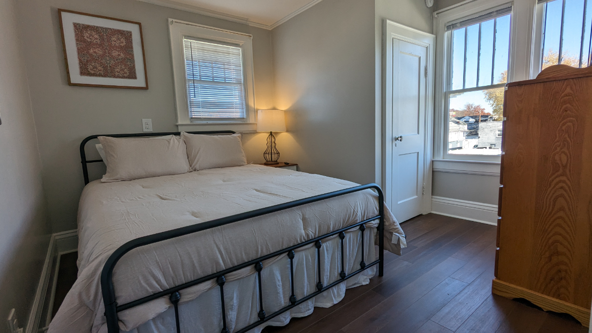 Private Clean Home with a Great Entertaining Space Close to Hospitals - Photo 11