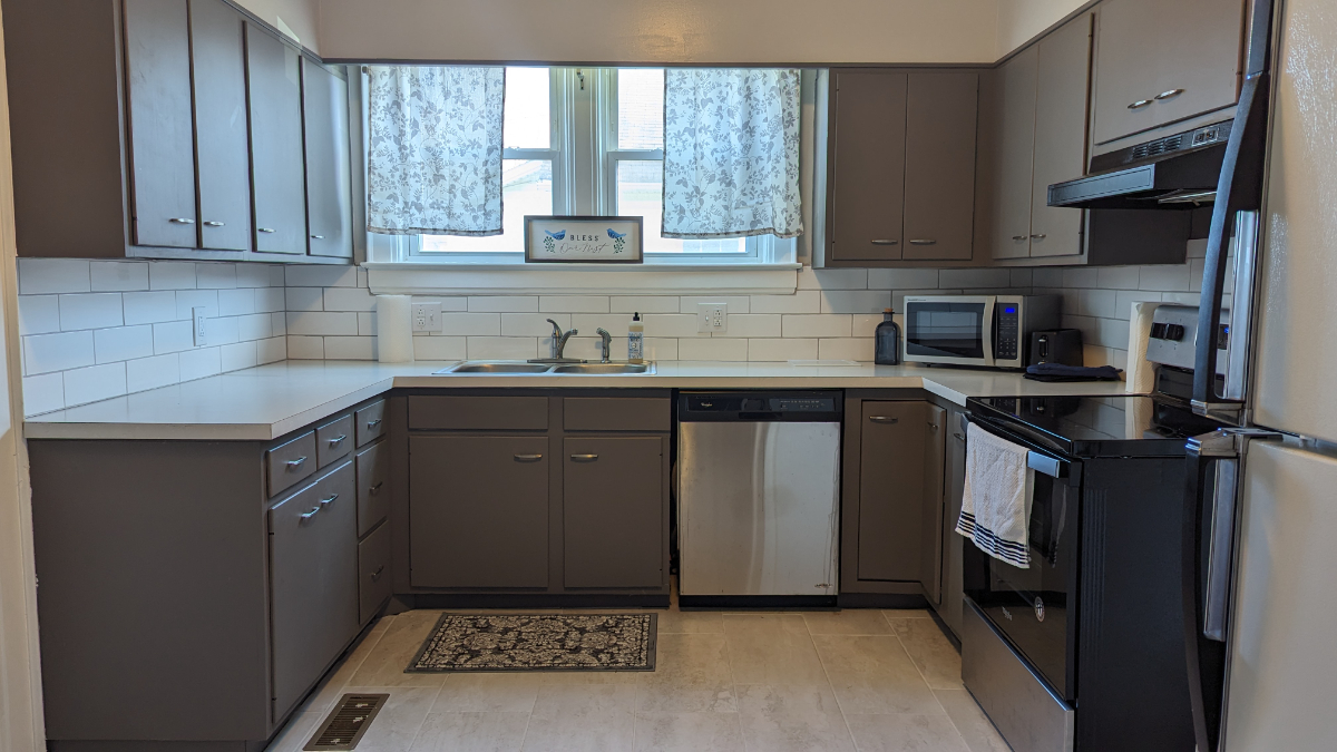 Private Clean Home with a Great Entertaining Space Close to Hospitals - Photo 5