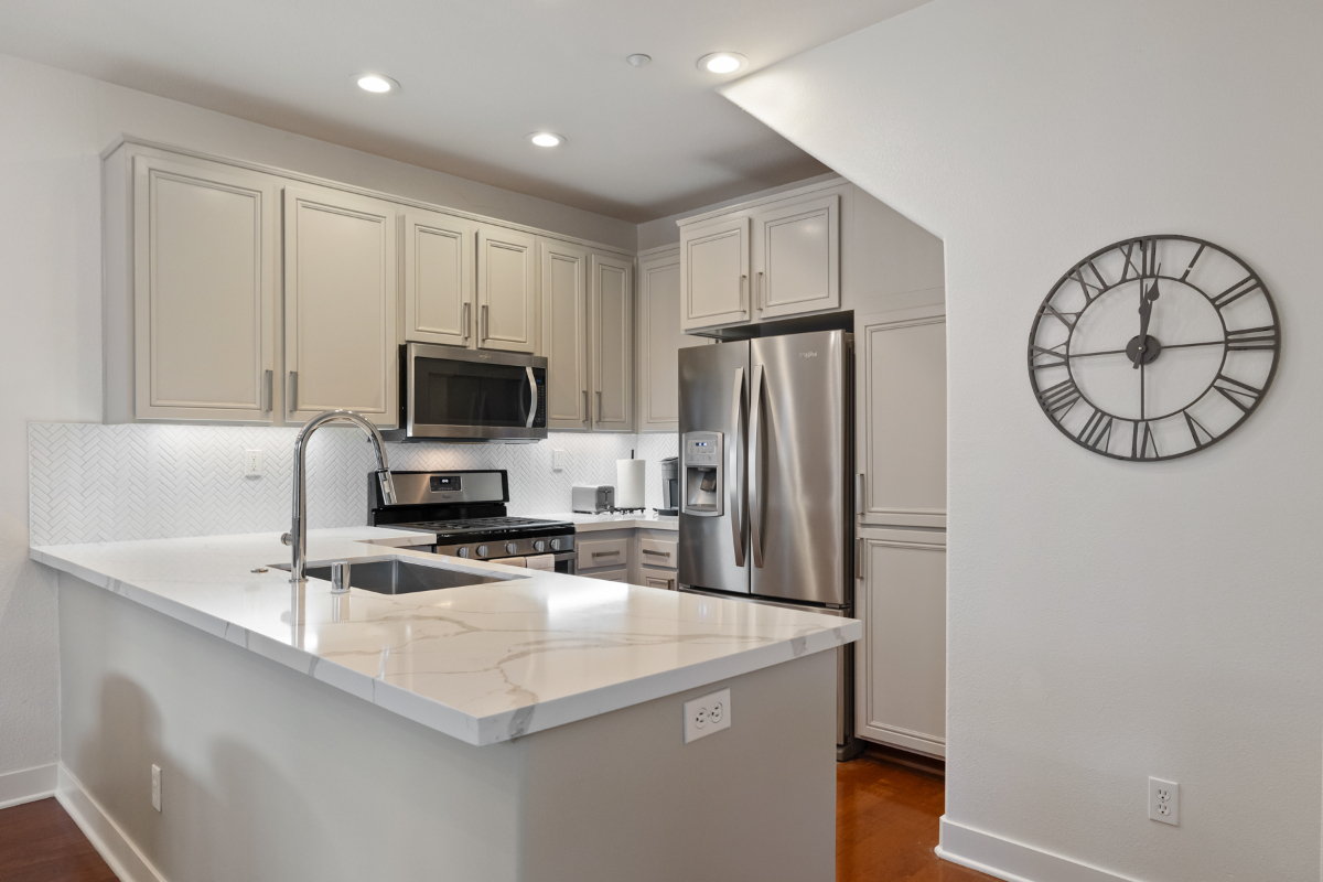 The Suburban Lux Apartment near Apple and Sharp Rees Steely - Photo 6