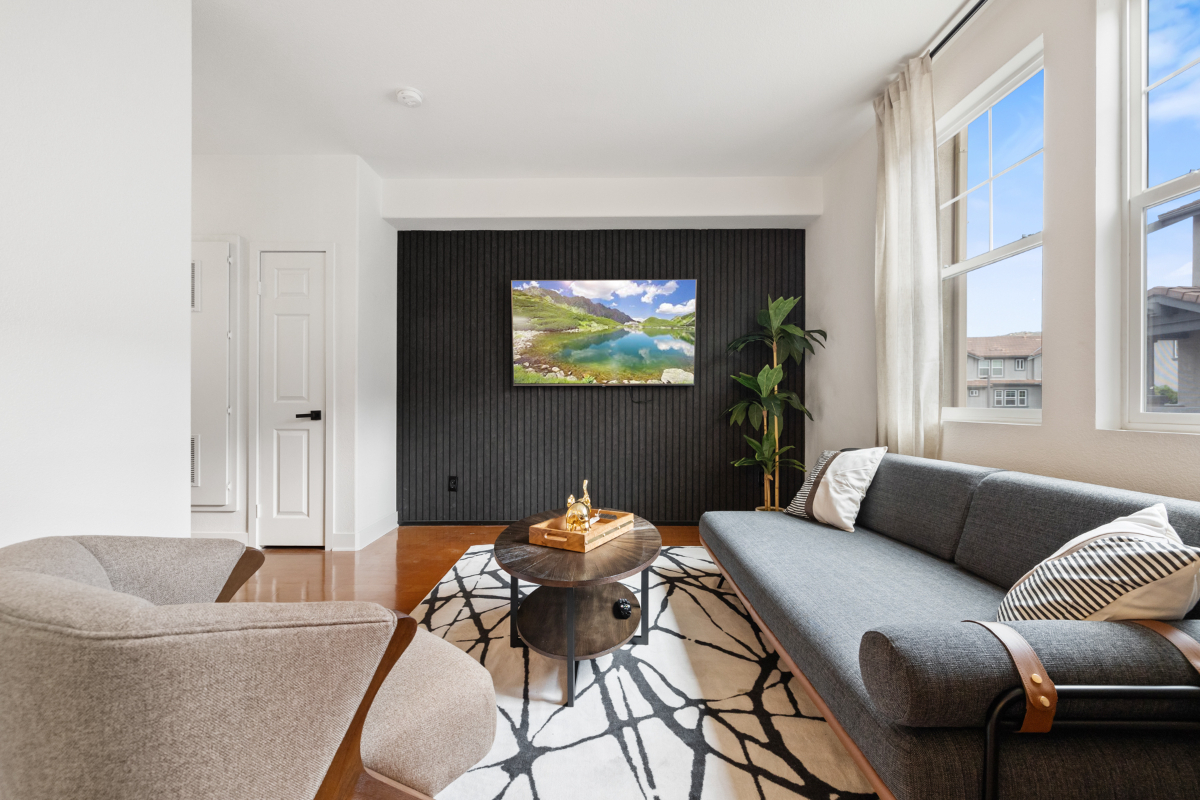 The Suburban Lux Apartment near Apple and Sharp Rees Steely - Photo 1