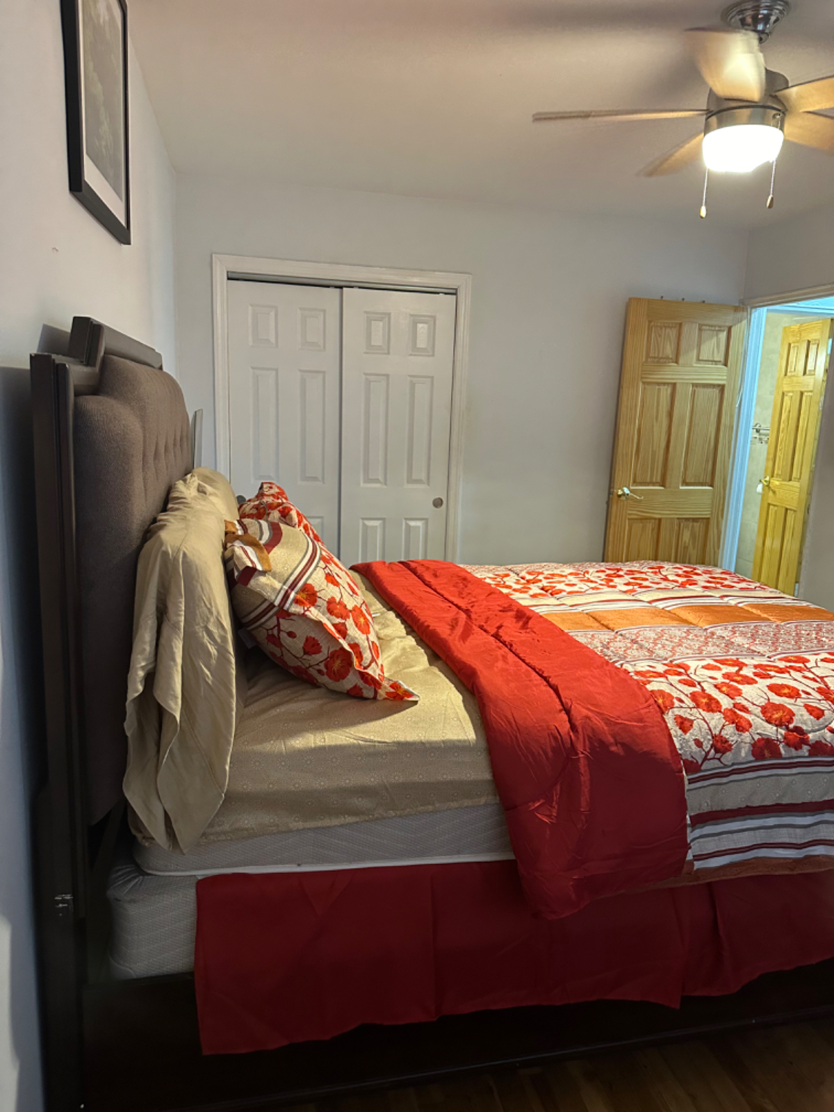 Private Bedroom with Private Bathroom - Photo 8