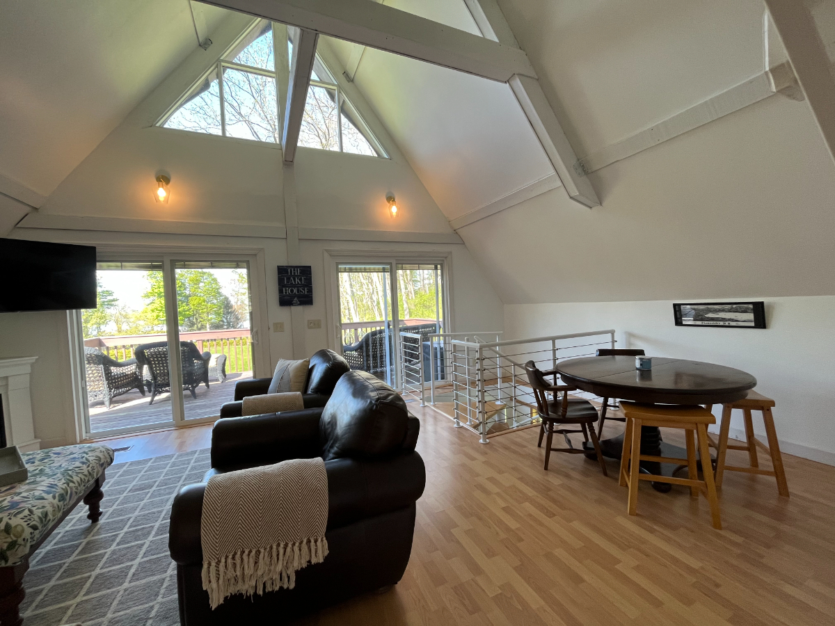 Entire Home 4 Beds 2.5 Bath with Beautiful Lake Access - Photo 4