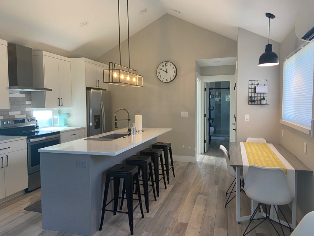 Modern and cozy cottage centrally located and dog friendly - Photo 4