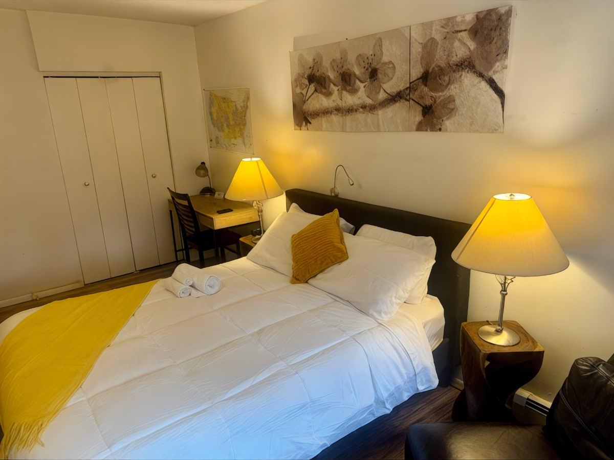 Beautiful Room in a House - Photo 9