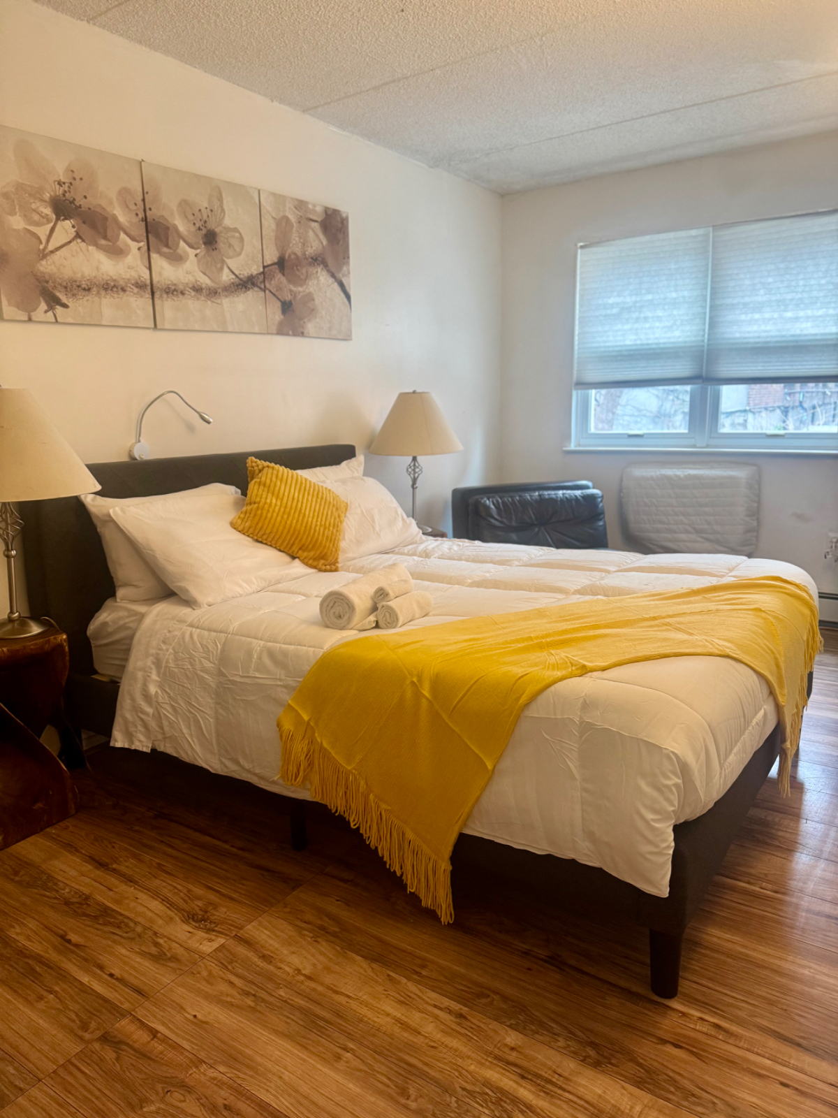 Beautiful Room in a House - Photo 10