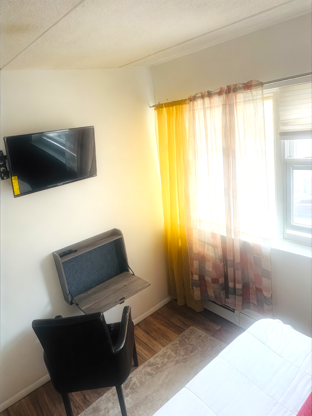 Beautiful Room in a House - Photo 9