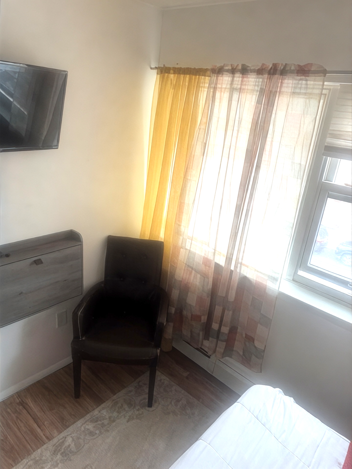 Beautiful Room in a House - Photo 10