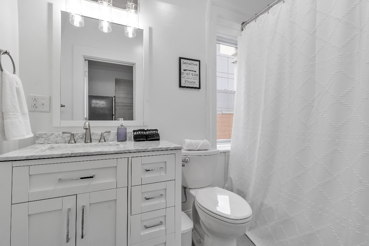 Compact 3rd Floor Apt w/Lake Views - Photo 5
