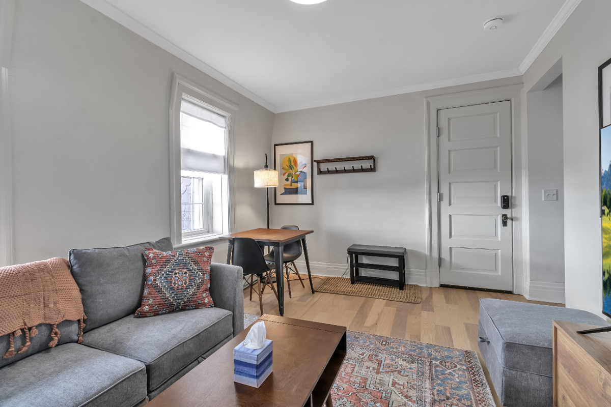 Compact 3rd Floor Apt w/Lake Views - Photo 7