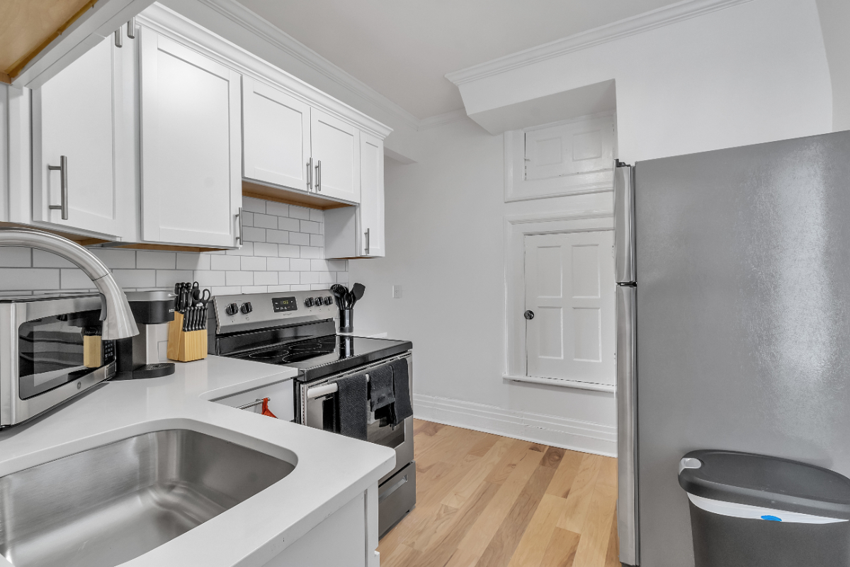 Compact 3rd Floor Apt w/Lake Views - Photo 11
