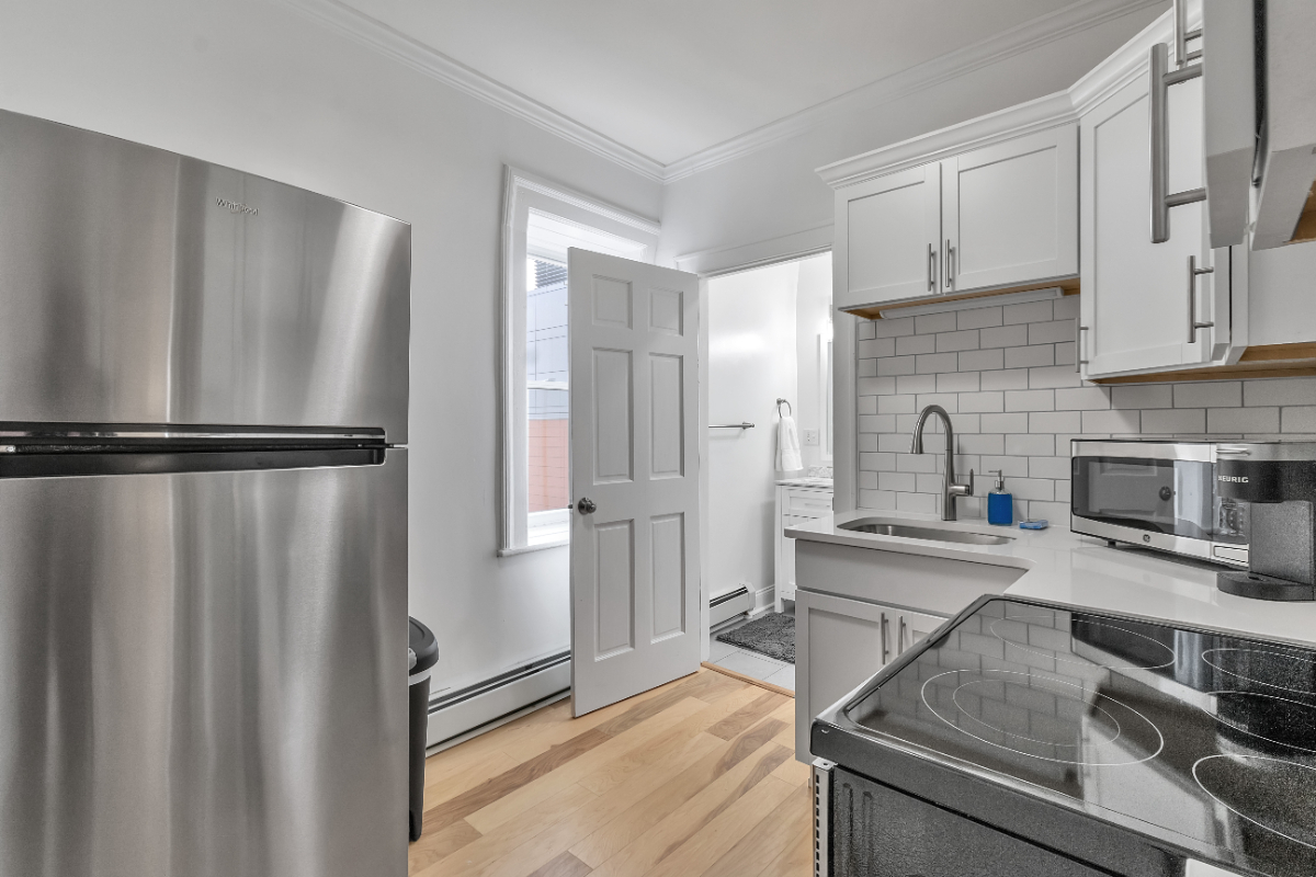 Compact 3rd Floor Apt w/Lake Views - Photo 10