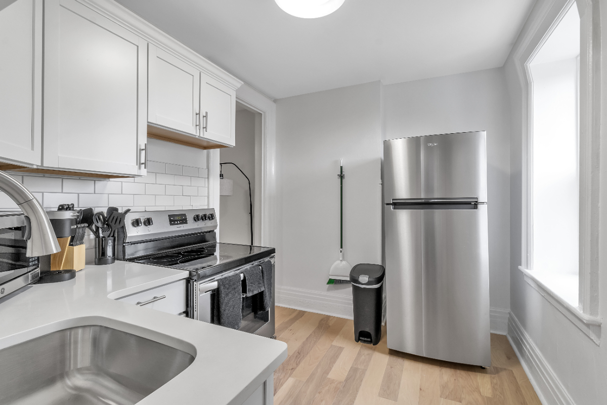 Compact 3rd Floor Apt w/Lake Views - Photo 7