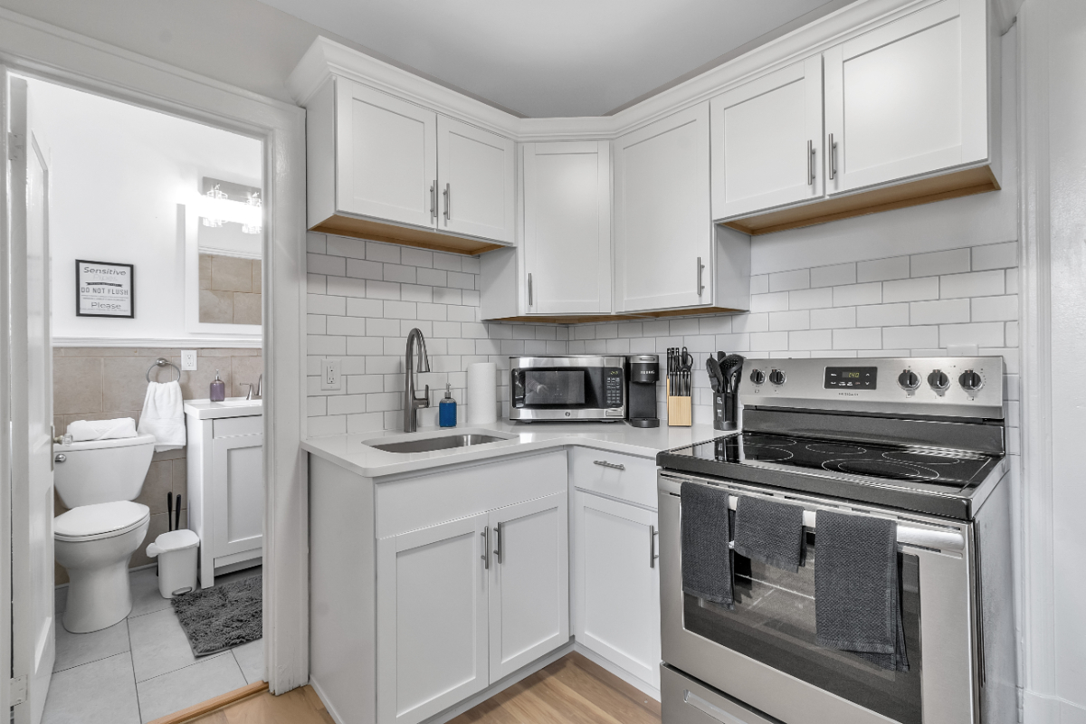 Compact 3rd Floor Apt w/Lake Views - Photo 4