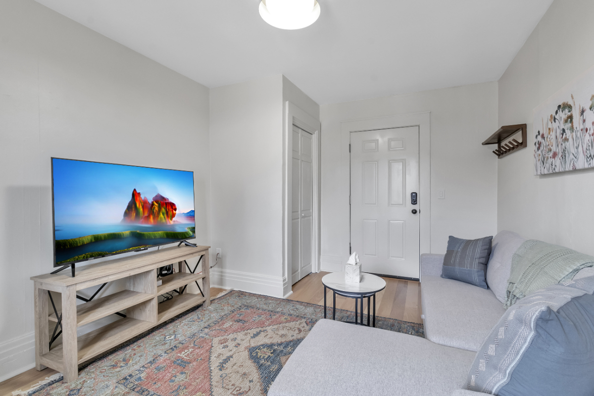 Compact 3rd Floor Apt w/Lake Views - Photo 5