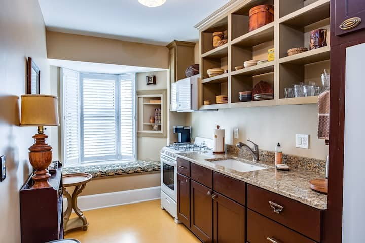 Lovely Spacious One Bedroom steps from Park Avenue - Photo 4