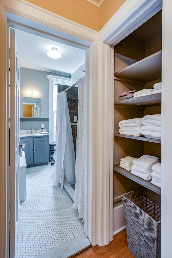 Lovely Spacious One Bedroom steps from Park Avenue - Photo 7