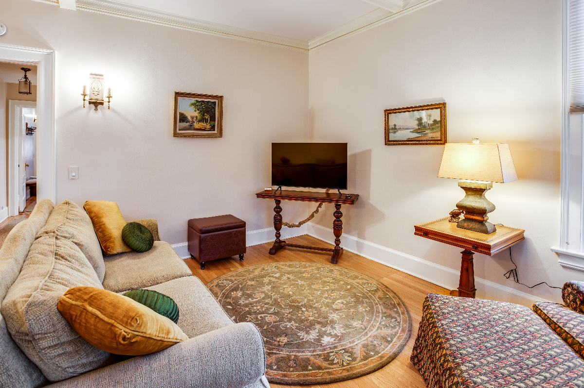 Lovely Spacious One Bedroom steps from Park Avenue - Photo 1
