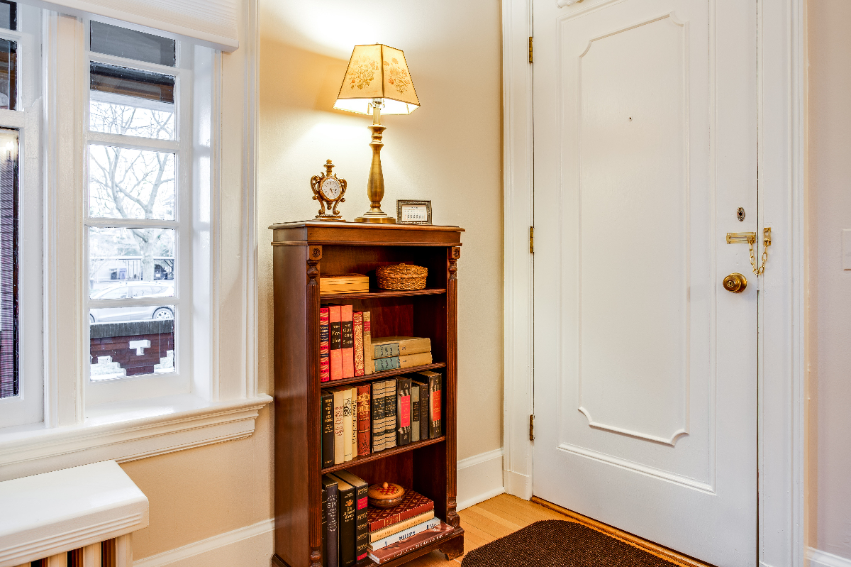 Lovely Spacious One Bedroom steps from Park Avenue - Photo 4