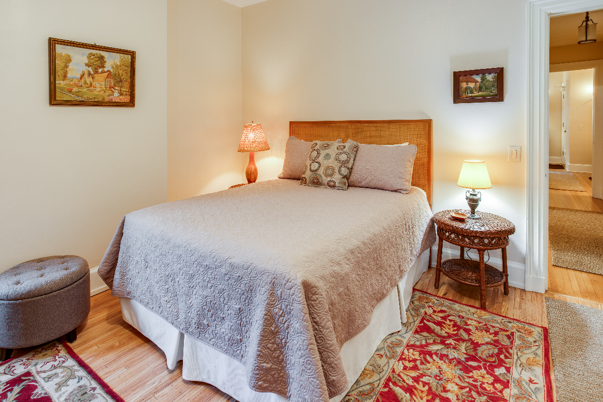 Lovely Spacious One Bedroom steps from Park Avenue - Photo 7