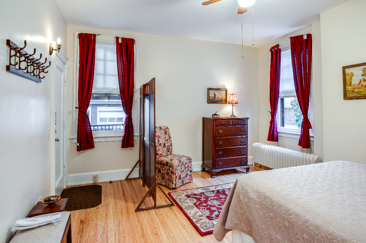 Lovely Spacious One Bedroom steps from Park Avenue - Photo 8