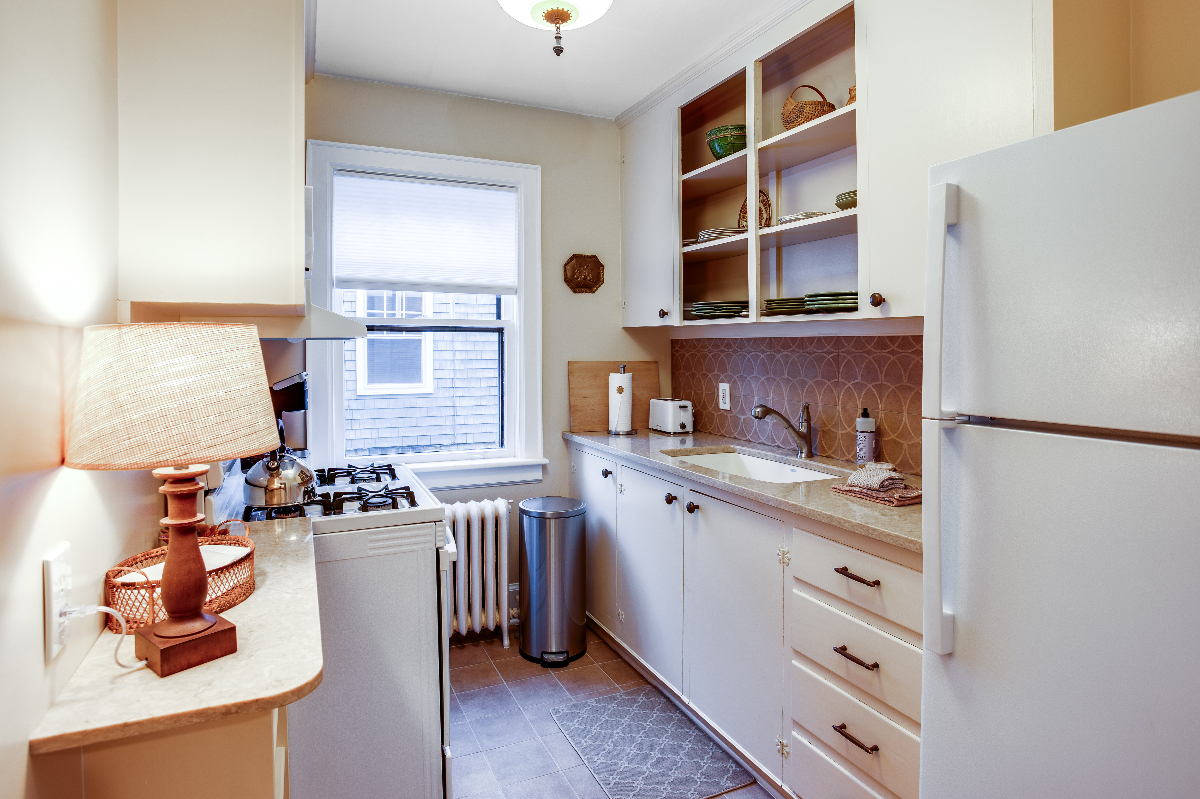 Lovely Spacious One Bedroom steps from Park Avenue - Photo 9