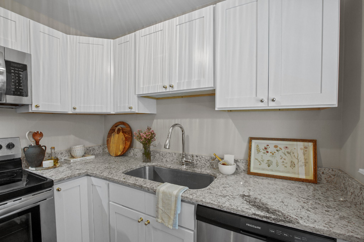Peaceful cottage- $100 off first month (book by 10/20) - Photo 8