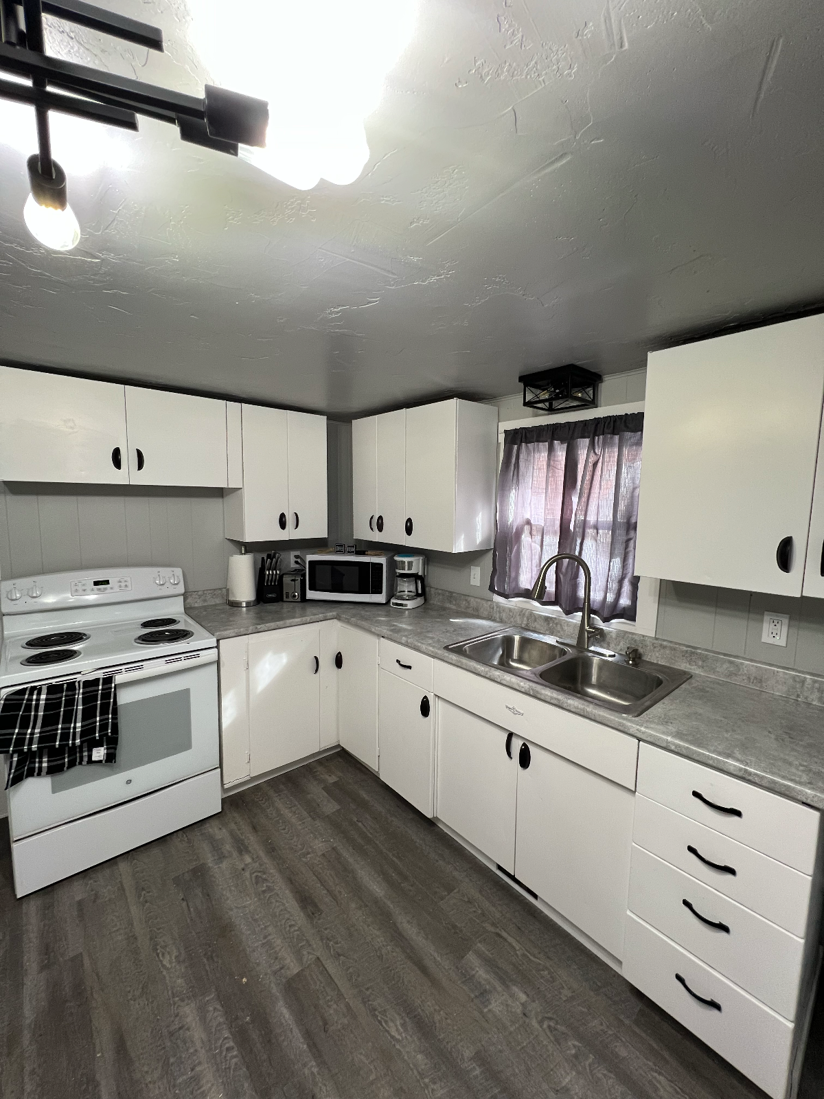 Convenient Cozy Cute 2 Bdrm-D - Photo 8
