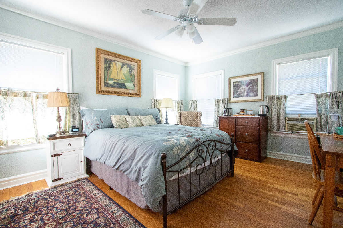 Comfy and Quaint Queen Private Suite close to SMU