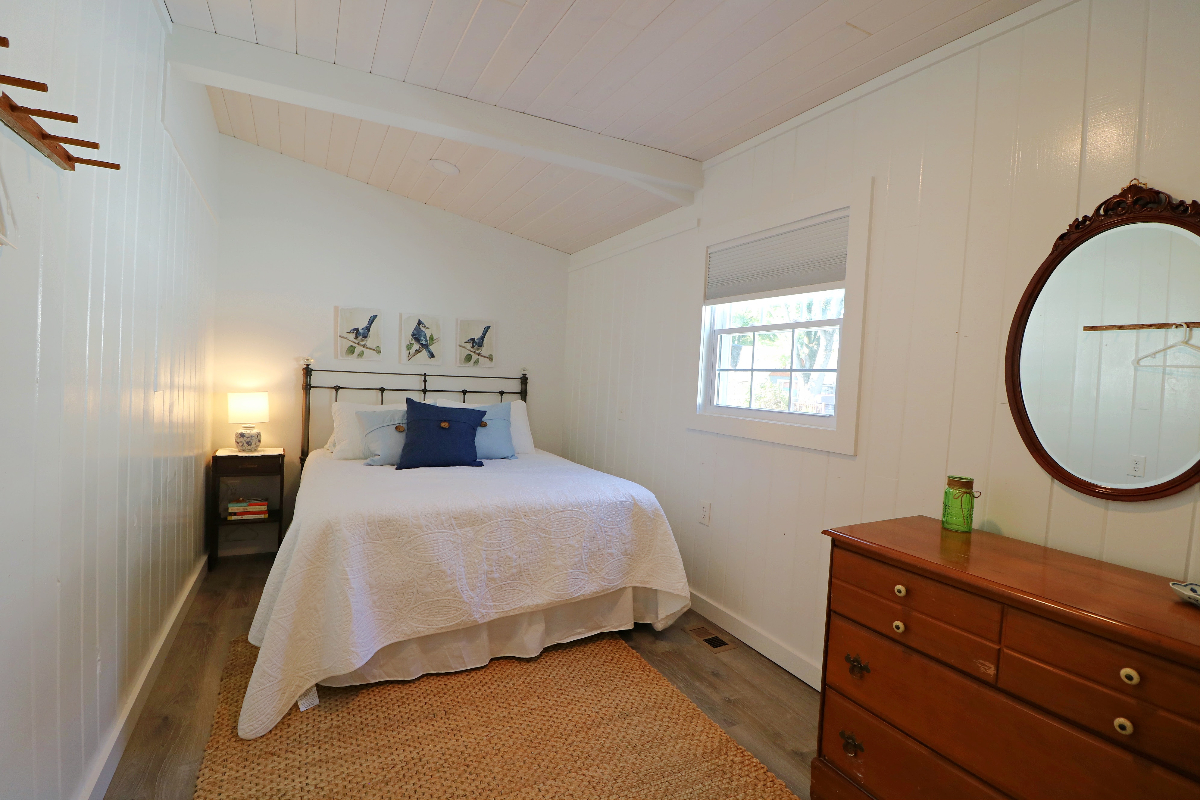 Lakeside Cottage With Garage - Photo 12